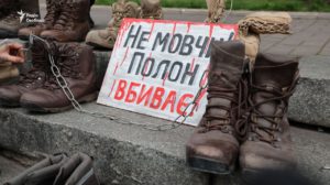 У Запоріжжі в День Збройних сил України виставили в центрі міста пари берців